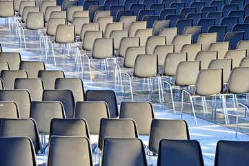 Stuhlreihen bei einer Open Air Veranstaltung