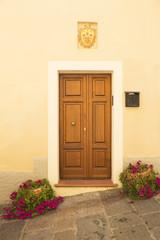 Fototapeta na wymiar Door in Tuscan town