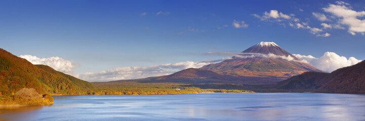Fototapeta premium Mount Fuji and Lake Motosu, Japan on a clear afternoon