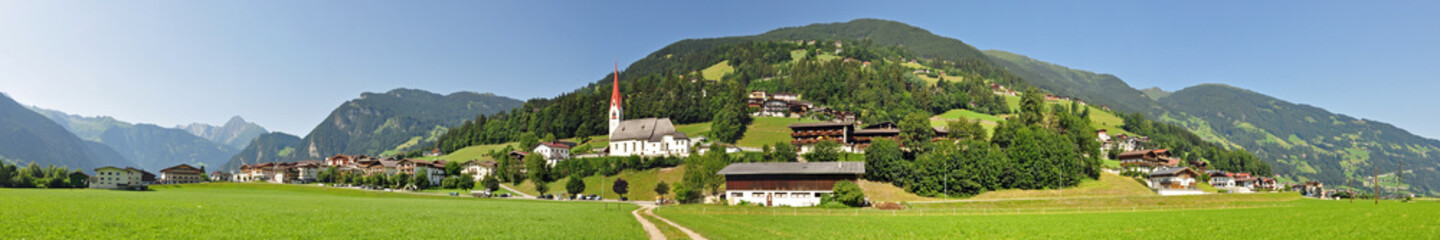 Fototapeta na wymiar Panoramafoto Hippach im Zillertal / Österreich