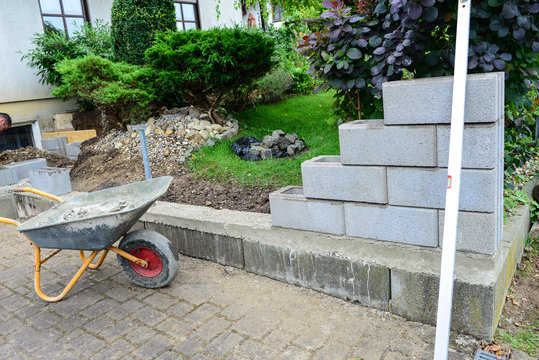 Eine Gartenmauer wird gebaut