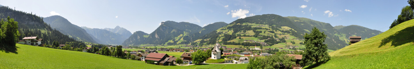 Fototapeta na wymiar Panoramafoto Ramsau im Zillertal / Österreich
