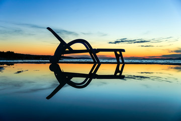 Soleil couchant à la plage 