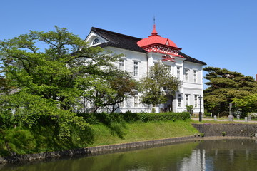 大宝館（山形県鶴岡市）／大宝館は大正天皇の即位を記念して大正４年(1915)に建てられた赤いドームと白壁が特徴の完成度の高い擬洋風建築です。開館当初は物産陳列場、戦後は市立図書館として利用されていました。現在は明治の文豪・高山樗牛や日本のダ・ヴィンチといわれた松森胤保、昭和初期の日本の代表作家・横光利一など、鶴岡が生んだ先人たちの偉業を讃える資料を展示しています。