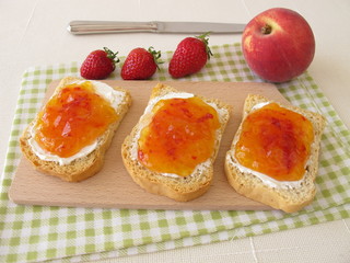 Zwieback mit Frischkäse und Pfirsich-Erdbeer-Konfitüre