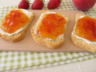 Zwieback mit Frischkäse und Pfirsich-Erdbeer-Konfitüre