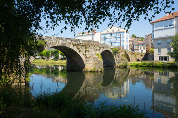Fototapeta na wymiar Cabe river and old bridge at Monforte de Lemos