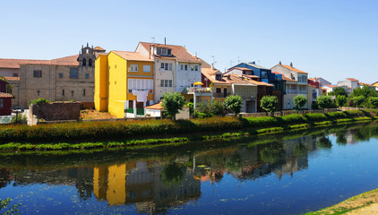 Fototapeta na wymiar Cabe river and old houses at Monforte de Lemos