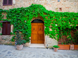 Fototapeta na wymiar Vintage door in ancient building in Tuscany
