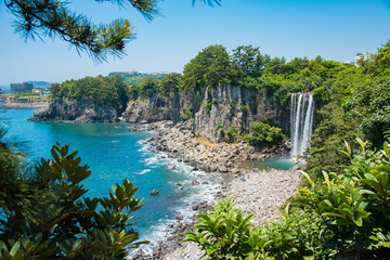 済州島 正房瀑布 海に流れる美しい滝 The Jeongbang Waterfall which falls directly into the sea, Jeju-do, South Korea