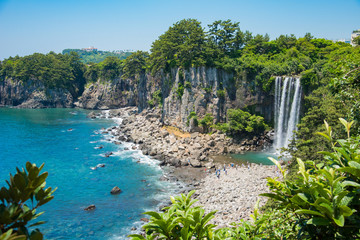 Fototapeta premium 済州島 正房瀑布 海に流れる美しい滝 The Jeongbang Waterfall which falls directly into the sea, Jeju-do, South Korea