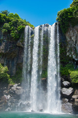 済州島 正房瀑布 海に流れる美しい滝 The Jeongbang Waterfall which falls directly...
