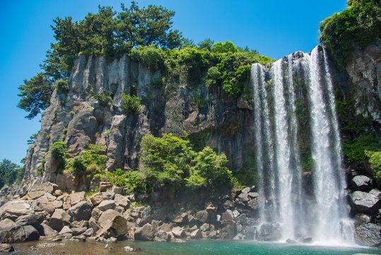 済州島 正房瀑布 海に流れる美しい滝 The Jeongbang Waterfall which falls directly into the sea, Jeju-do, South Korea