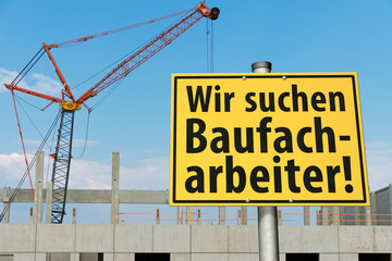 Schild: Wir suchen Baufacharbeiter!