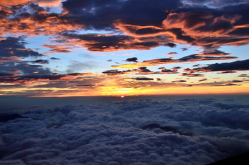 Fototapeta premium Goraiko (sunrise) seen from the top of the Mount Fuji, Japan 