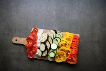 Poster Légumes Légumes hachés sur une planche à découper (également disponible sous forme de séquences)