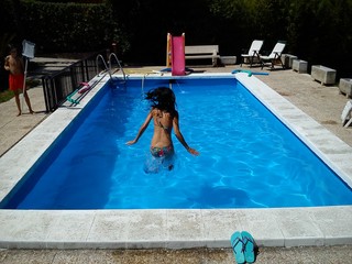 Chica saltando al agua