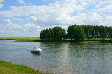Fototapeta na wymiar man on a boat floating on the lake