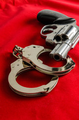 Obraz premium Handcuff and gun