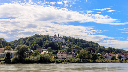 Fototapeta premium Innstadt von Passau mit Kloster Mariahilf 