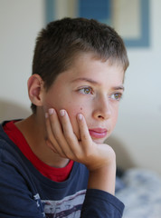 Portrait d'adolescent rêveur-3622