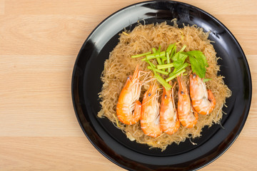 baked vermicelli with shrimp in wood dish