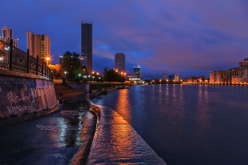 Fototapeta na wymiar embankment Yekaterinburg night at dawn