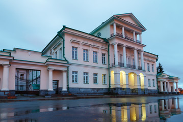 Obraz premium Building reflection in a pool of morning