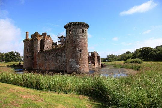 Castello Scozzese in parte in rovina, di forma triangolare, con fossato e torre.