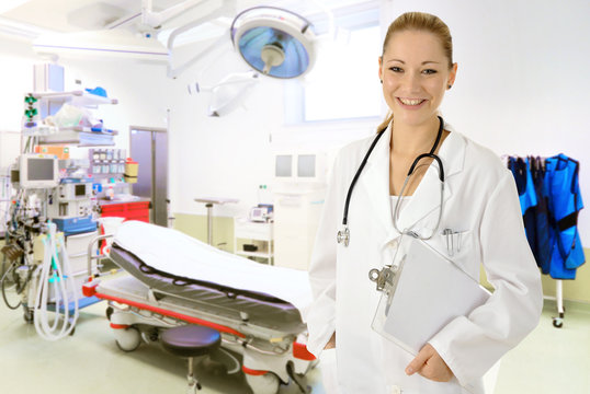 Arzt in wei&szlig;em Kittel in OP oder Schockraum von Notaufnahme, Krankenhaus oder Klinik
