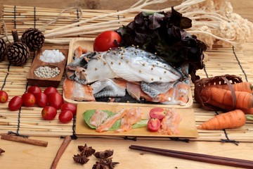 Salmon head for cooking and fresh salmon fillets .