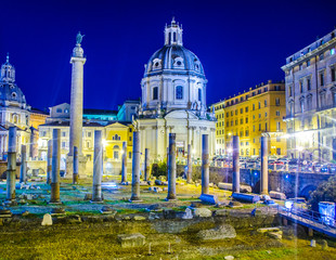 Panele Szklane Podświetlane  Część Forum Trajana (Foro Di Traiano) w nocy pokazująca niektóre ruiny, kolumnę Trajana, kościół Santissimo Nome di Maria al Foro Traiano i inne budynki oraz miejsce na kopię