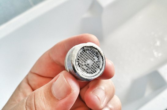 D&eacute;p&ocirc;t de calcaire sur mousseur de robinet