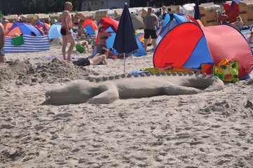 Strandszene mit Krokodil aus Sand