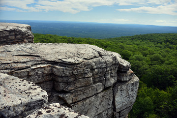 Enorme rotsen en uitzicht op de vallei bij Minnewaska State Park Reserve Upstate NY in de zomer