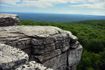 Foto auf Acrylglas Naturpark Massive Felsen und Blick auf das Tal im Minnewaska State Park Reserve Upstate NY im Sommer