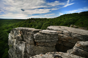 Massive Felsen und Blick auf das Tal im Minnewaska State Park Reserve Upstate NY im Sommer