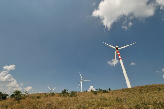 Molise, parco eolico, scorcio