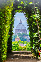 Obraz na płótnie Canvas View through keyhole of maltese knights portal with saint peters basilica at the end