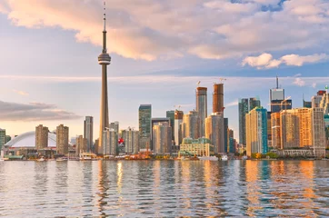 Fototapete Toronto Die Reflexion der Skyline von Toronto in der Abenddämmerung in Ontario, Kanada.