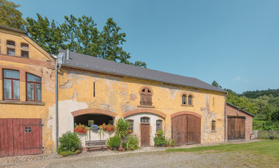 Fototapeta na wymiar Alter Bauernhof mit Blumenschmuck