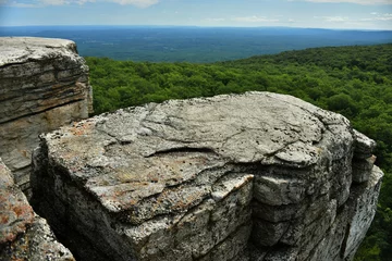 Fotobehang Natuurpark Enorme rotsen en uitzicht op de vallei bij Minnewaska State Park Reserve Upstate NY in de zomer