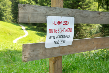 Wanderweg bitte nicht verlassen - Hinweisschild
