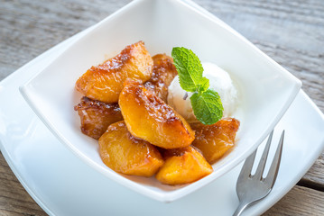 Caramelized peaches with vanilla ice cream