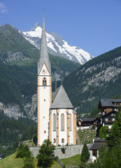 Fototapeta na wymiar Das Wahrzeichen Osttirols - Wahlfahrtskirche Heiligenblut mit dem Großglockner