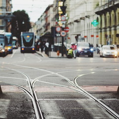 Torino porta nuova con traffico cittadino e trasporto pubblico