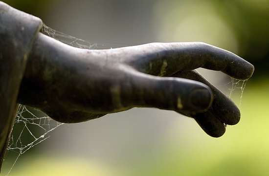 Hand eines Engels auf dem Friedhof