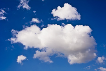 Białe chmury na tle błękitnego nieba w słoneczny przyjemny dzień  © IreneuszB