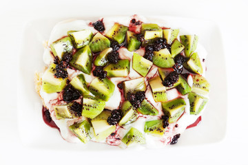 Pavlova with kiwi and berries