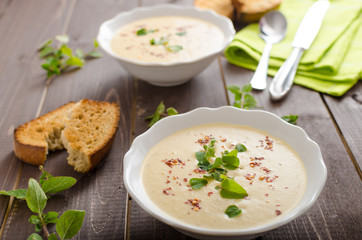 Creamy zucchini soup with chilli and oregano